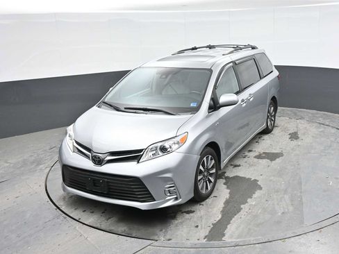 Used 2020 Toyota Sienna XLE w/ XLE Navigation Package AWD/4WD image 16