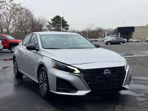 Used 2024 Nissan Altima 2.5 SV image 2