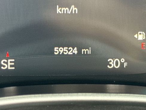 Used 2024 Chrysler Pacifica Touring-L FWD image 17