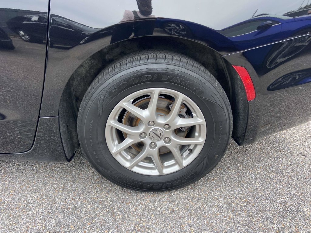 Used 2024 Chrysler Pacifica Touring-L FWD image 7