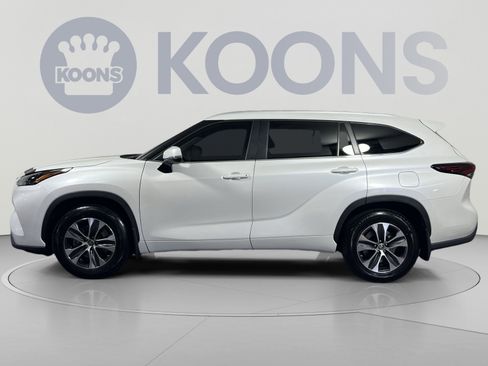 Used 2024 Toyota Highlander XLE AWD/4WD image 2