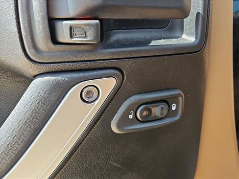 Used 2018 Jeep Wrangler Sahara w/ Connectivity Group AWD/4WD image 11