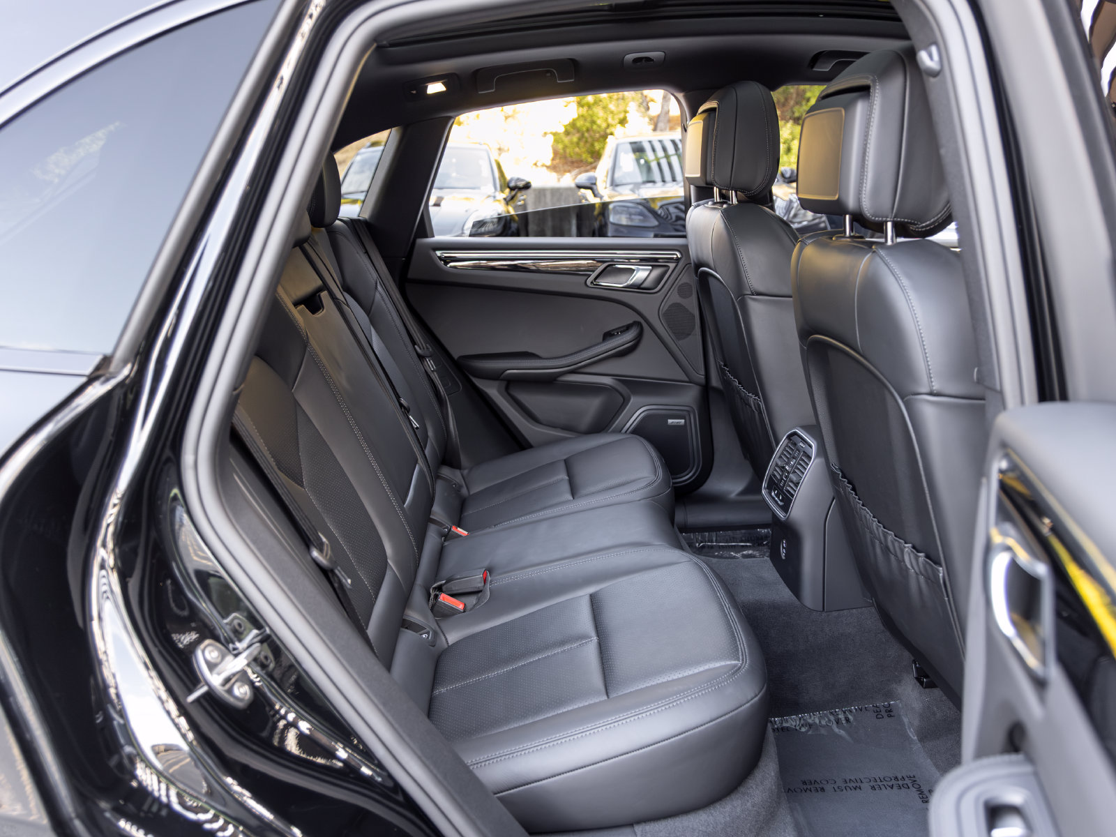 Certified 2025 Porsche Macan Turbo AWD/4WD image 60