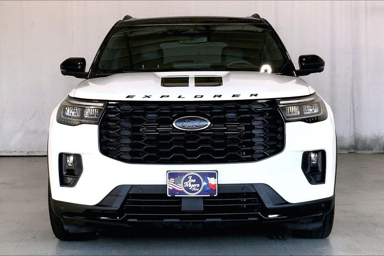 Used 2025 Ford Explorer ST AWD/4WD image 2