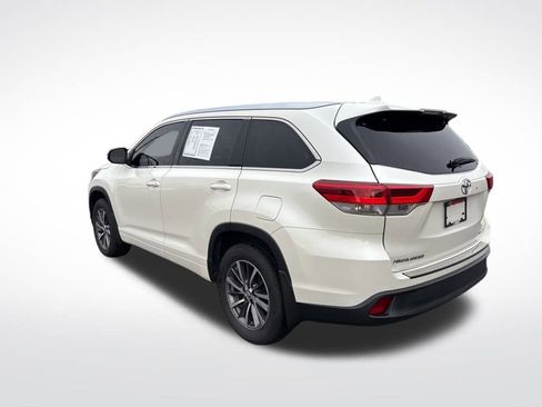 Used 2018 Toyota Highlander SE image 3