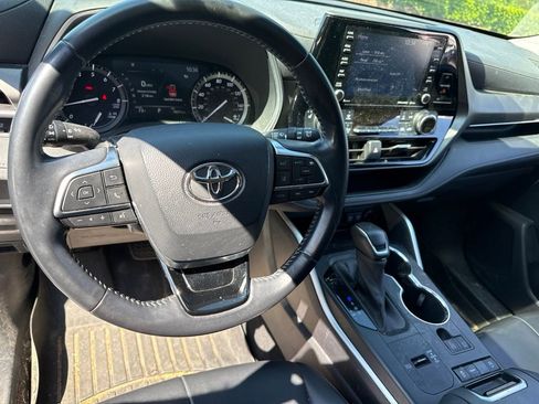 Used 2021 Toyota Highlander XLE FWD image 9