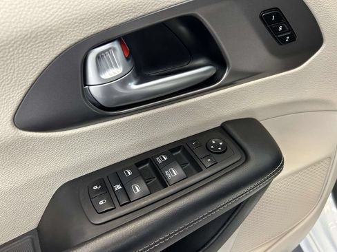 Used 2024 Chrysler Pacifica Touring-L FWD image 16