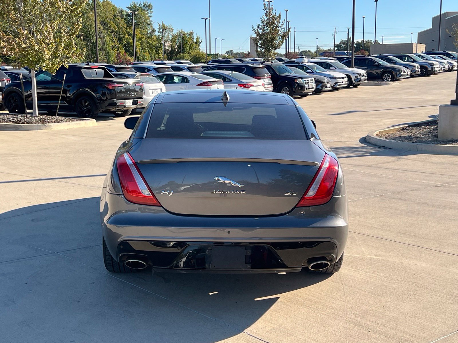Used 2016 Jaguar XJ R-Sport RWD image 11