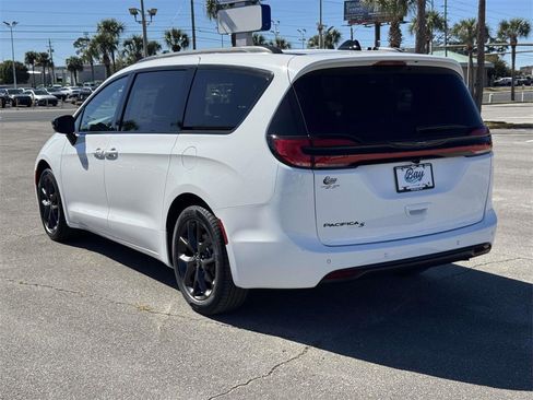 New 2026 Chrysler Pacifica Select w/ S Appearance Package image 3