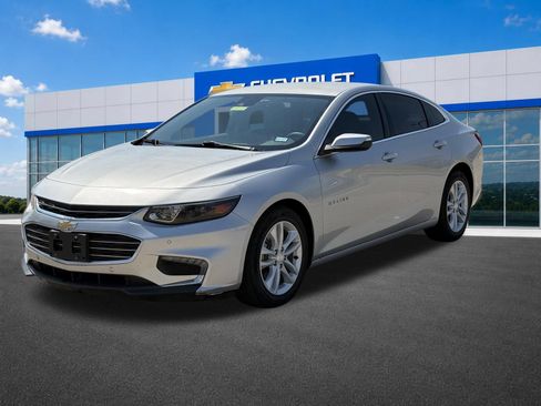 Used 2018 Chevrolet Malibu LT w/ Driver Confidence Package FWD image 3
