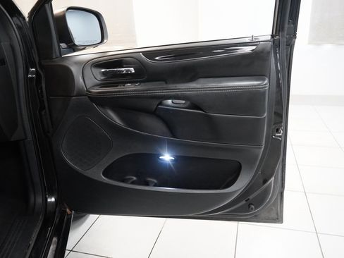 Used 2017 Dodge Grand Caravan SE image 29