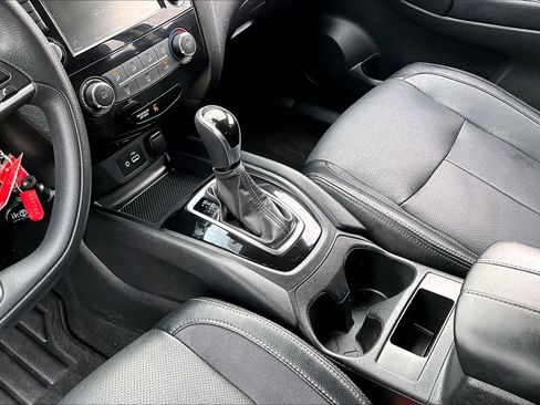 Used 2020 Nissan Rogue Sport S image 16