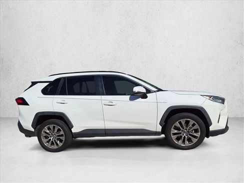 Used 2019 Toyota RAV4 XLE Premium w/ Cold Weather Package FWD image 4