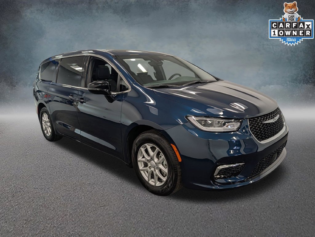 Used 2025 Chrysler Pacifica Select FWD image 3