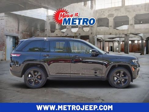 Used 2023 Jeep Grand Cherokee Limited w/ Black Appearance Package AWD/4WD image 1