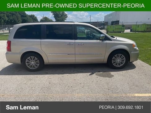 Used 2014 Chrysler Town & Country Touring-L w/ Driver Convenience Group FWD image 4
