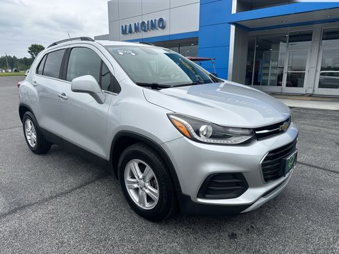Used 2024 Chevrolet Trax LT w/ LT Convenience Package FWD image 2