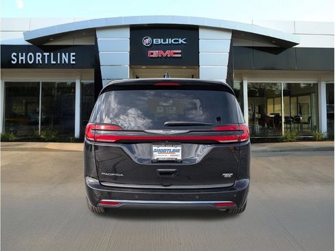 Used 2025 Chrysler Pacifica Select FWD image 4