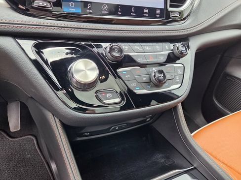 Certified 2024 Chrysler Pacifica Pinnacle FWD image 25