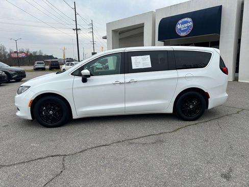 Used 2023 Chrysler Voyager LX image 2