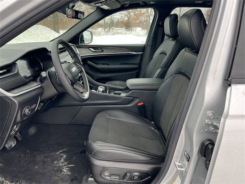 New 2026 Jeep Grand Cherokee Altitude image 4