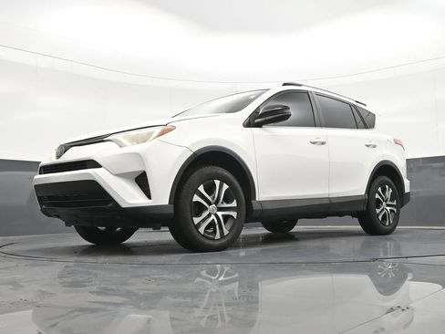 Used 2018 Toyota RAV4 LE FWD image 23