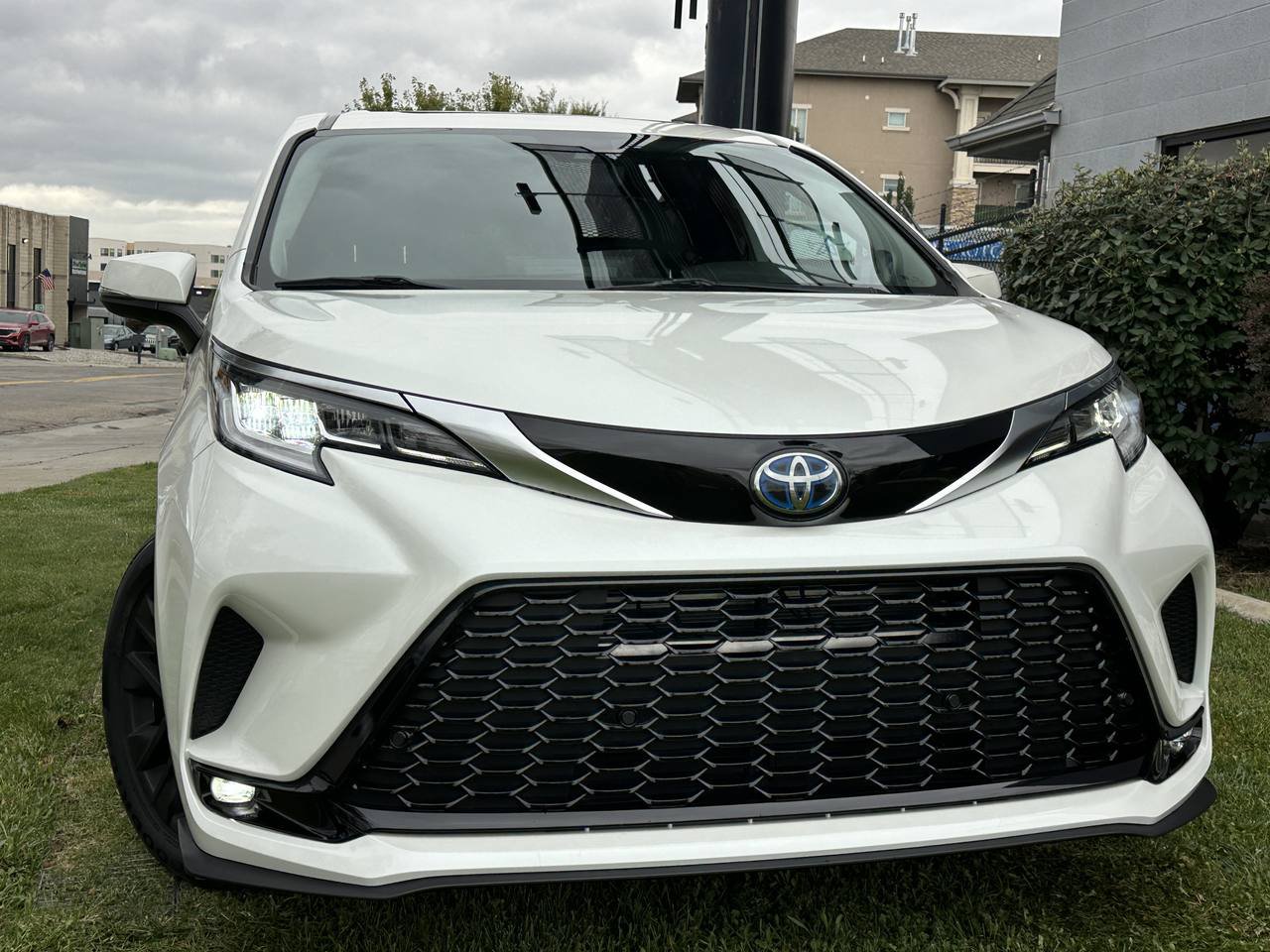 Used 2021 Toyota Sienna Limited AWD/4WD image 4