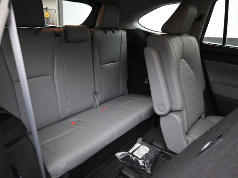 Used 2023 Toyota Highlander L image 10