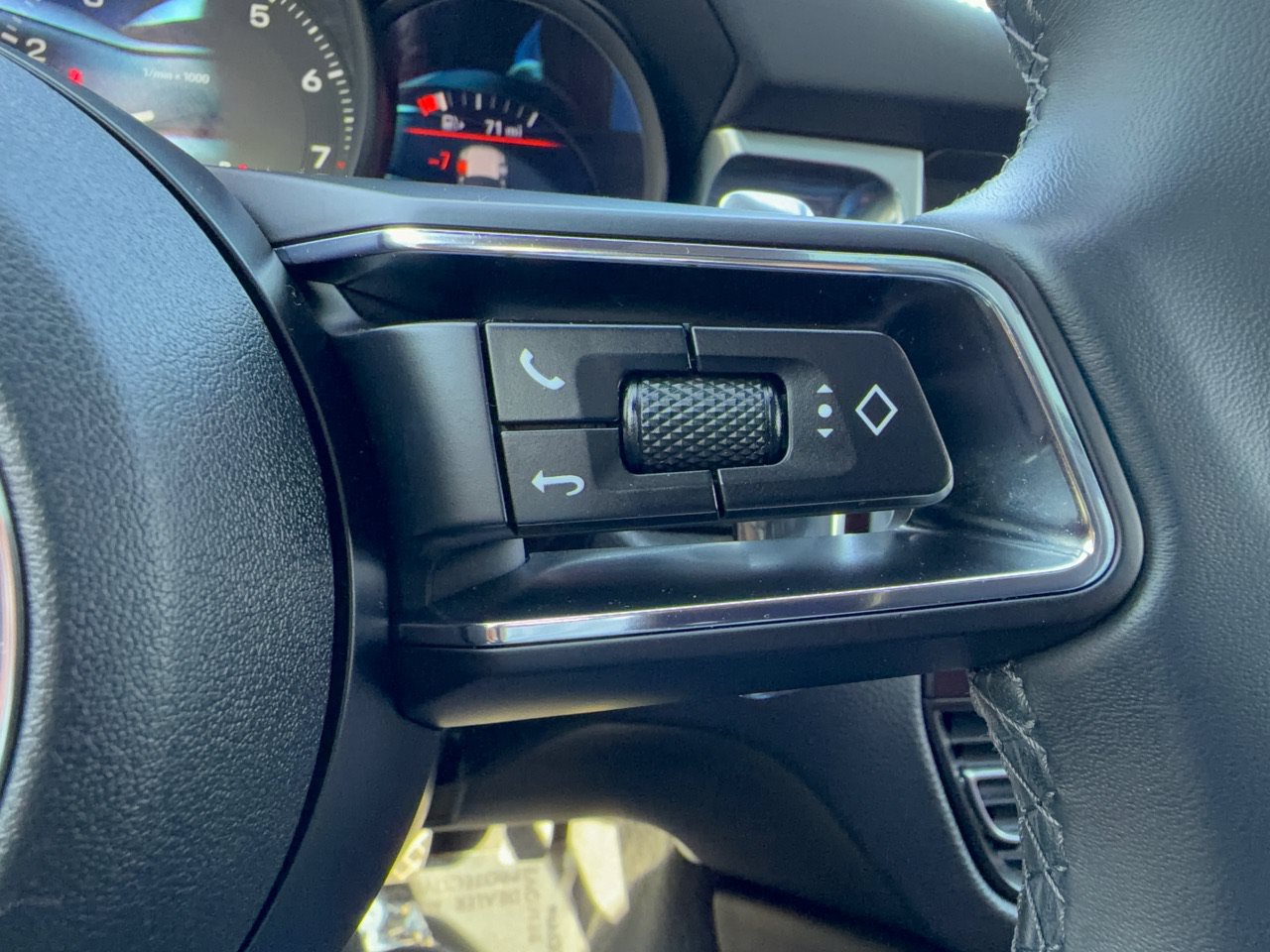 Certified 2023 Porsche Macan AWD/4WD image 19