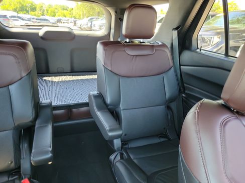 Used 2024 Ford Explorer Platinum w/ Technology Package AWD/4WD image 12