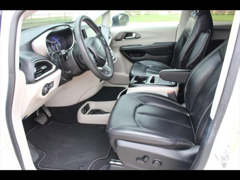 Used 2023 Chrysler Pacifica Touring-L FWD image 22