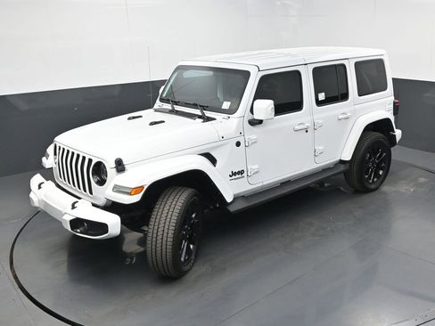 Used 2022 Jeep Wrangler Unlimited Sahara AWD/4WD image 33