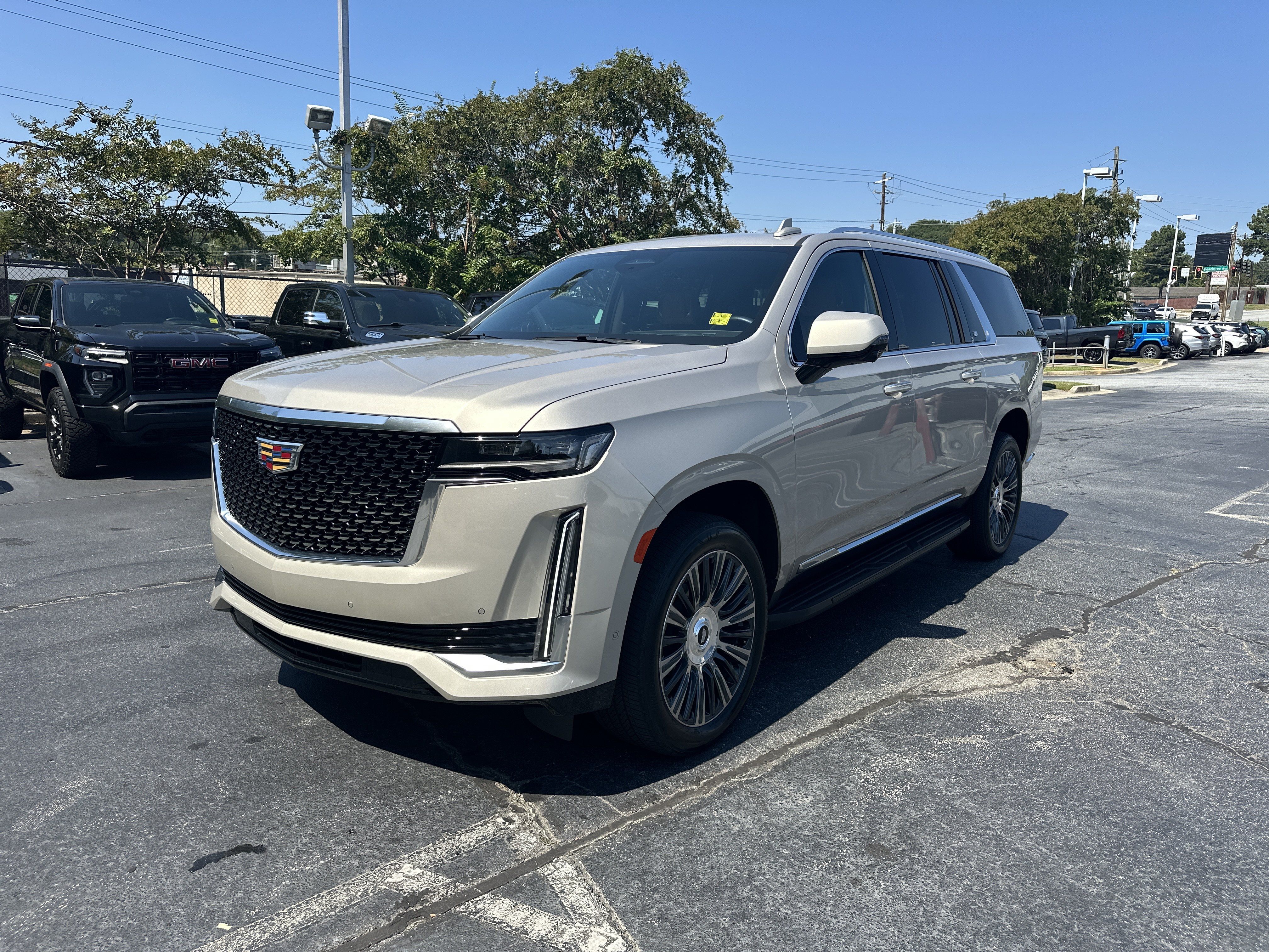Used 2022 Cadillac Escalade ESV Premium Luxury AWD/4WD image 5