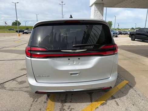 Certified 2024 Chrysler Pacifica Touring-L FWD image 6