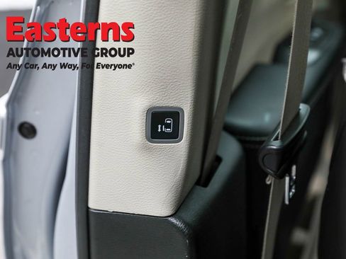 Used 2023 Chrysler Pacifica Limited image 27