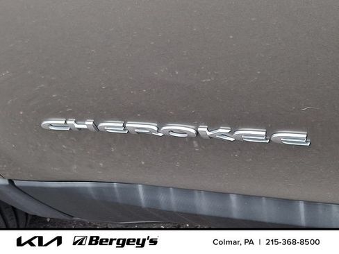 Used 2019 Jeep Cherokee Latitude Plus w/ Cold Weather Group AWD/4WD image 32