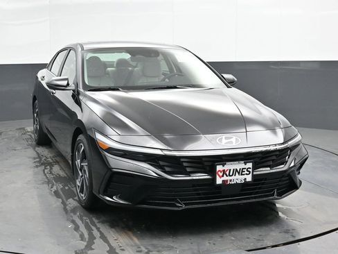 Used 2025 Hyundai Elantra Limited FWD image 5