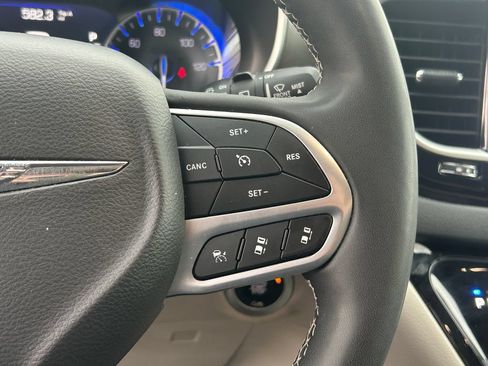 Used 2024 Chrysler Pacifica Touring-L FWD image 17