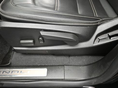 Used 2022 GMC Canyon Denali image 7