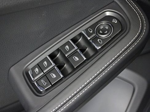 Used 2025 Porsche Macan image 16