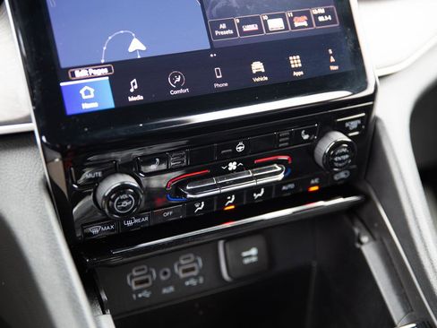 Used 2024 Jeep Grand Cherokee Limited w/ Black Appearance Package image 10