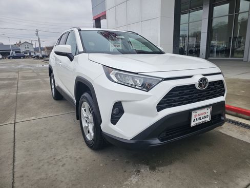 Used 2021 Toyota RAV4 XLE w/ Convenience Package image 2