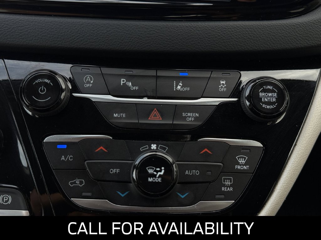 Used 2023 Chrysler Pacifica Touring-L FWD image 23