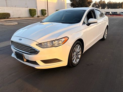 Used 2017 Ford Fusion SE w/ Fusion SE Technology Package FWD image 5