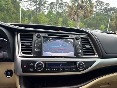Used 2019 Toyota Highlander XLE FWD image 20