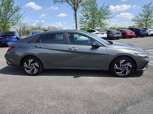 Used 2025 Hyundai Elantra SEL image 17