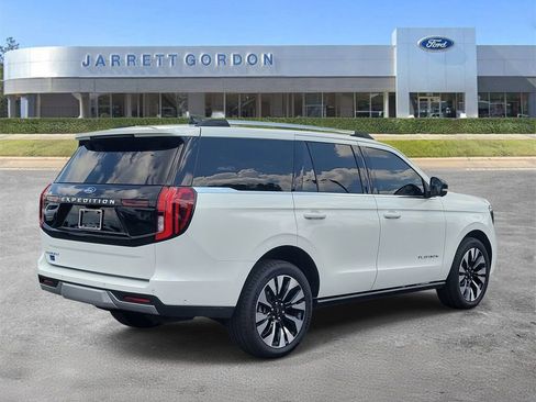 Used 2025 Ford Expedition Platinum w/ Driver's Package AWD/4WD image 4