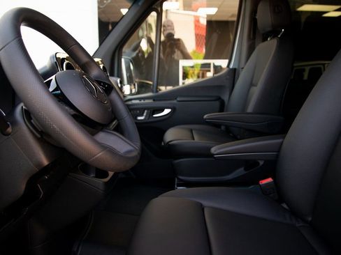 Used 2025 Mercedes-Benz Sprinter 2500 image 27