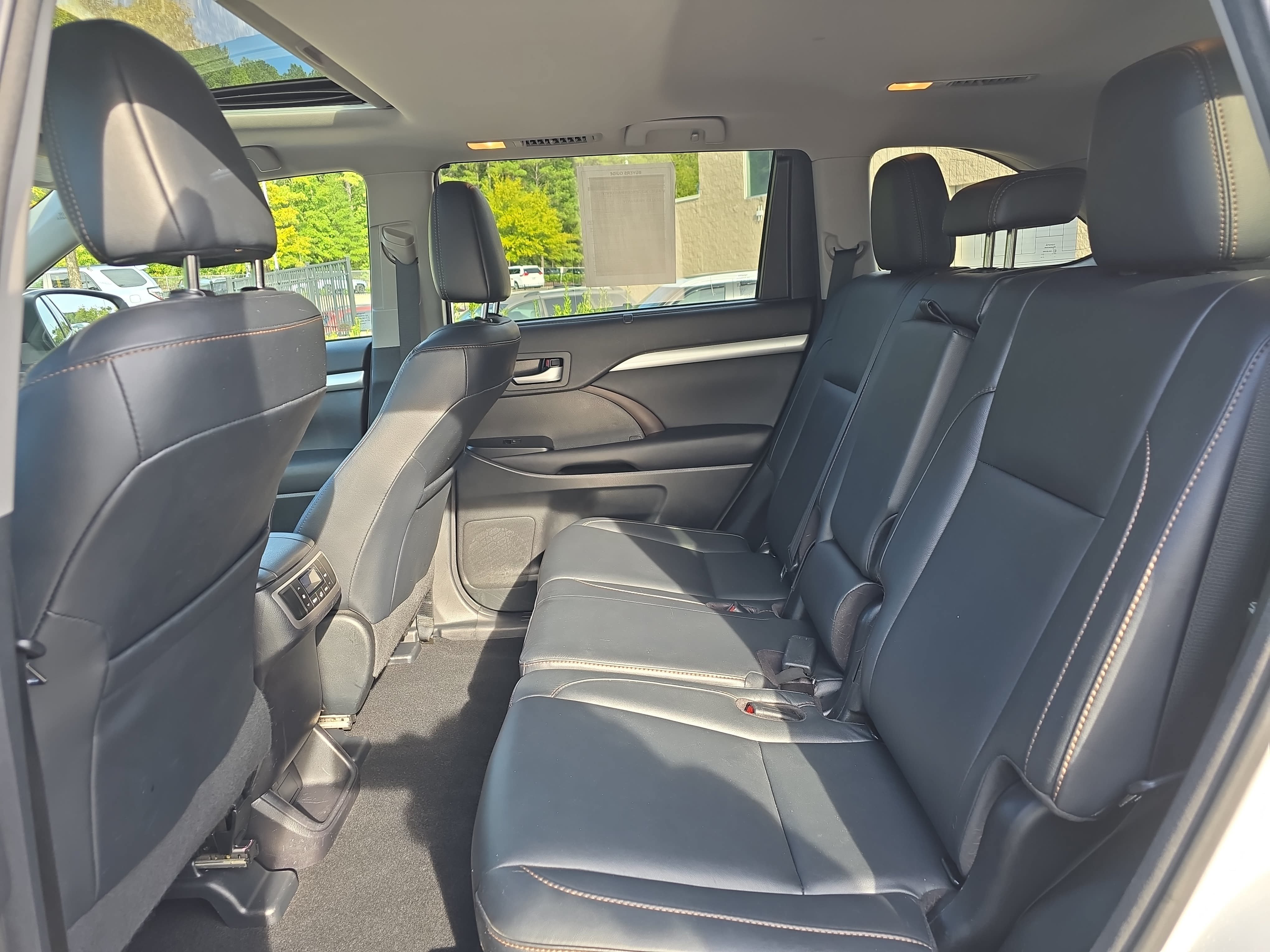 Used 2017 Toyota Highlander XLE AWD/4WD image 14