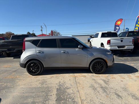 Used 2022 Kia Soul LX w/ Technology Package FWD image 2